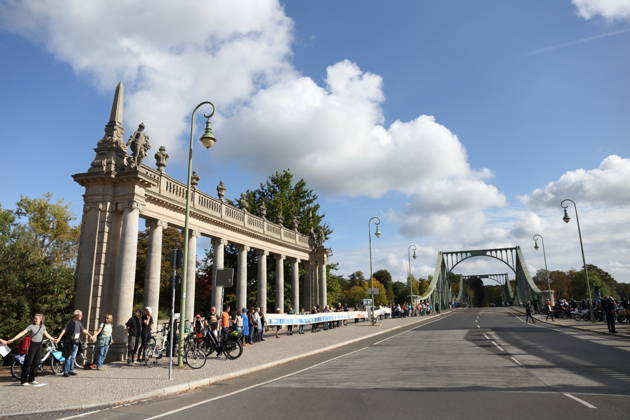 Demonstranten während einer Menschenkette für Klimaschutz und Demokratie auf der Glienicker Brücke in Potsdam, 3. Oktober 2026. Es brennt! Menschenkette Potsdam