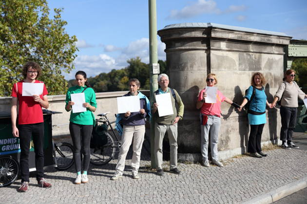 Demonstranten während einer Menschenkette für Klimaschutz und Demokratie auf der Glienicker Brücke in Potsdam, 3. Oktober 2026. Es brennt! Menschenkette Potsdam
