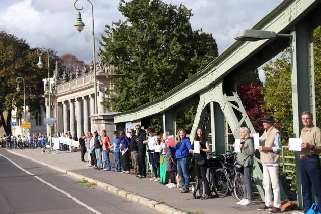 Demonstranten während einer Menschenkette für Klimaschutz und Demokratie auf der Glienicker Brücke in Potsdam, 3. Oktober 2026. Es brennt! Menschenkette Potsdam