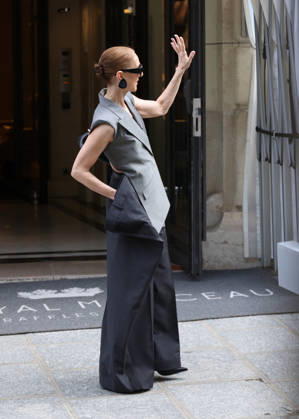 Céline Dion leaves the Royal Monceau hotel in Paris on October 3, 2026. Denis Guignebourg, Bestimage. Céline Dion leaves the Royal Monceau hotel in Paris on October 3, 2026. Paris, France  Copyright: xDenisxGuignebourgx xBestimagexDenisxGuignebourgx xBestimagex