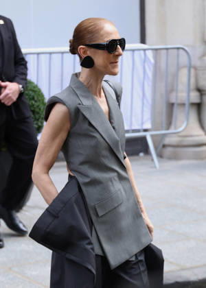Céline Dion leaves the Royal Monceau hotel in Paris on October 3, 2026. Denis Guignebourg, Bestimage. Céline Dion leaves the Royal Monceau hotel in Paris on October 3, 2026. Paris, France  Copyright: xDenisxGuignebourgx xBestimagexDenisxGuignebourgx xBestimagex
