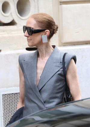 Céline Dion leaves the Royal Monceau hotel in Paris on October 3, 2026. Denis Guignebourg, Bestimage. Céline Dion leaves the Royal Monceau hotel in Paris on October 3, 2026. Paris, France  Copyright: xDenisxGuignebourgx xBestimagexDenisxGuignebourgx xBestimagex
