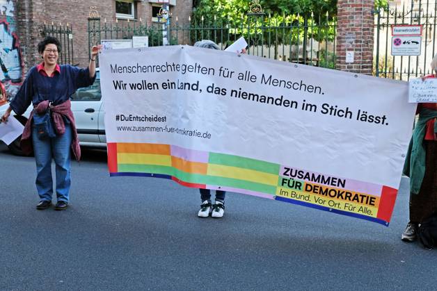 Es brennt! Menschenkette. Aachen, 03.10.2026: Menschenkette der bundesweiten Aktion Es brennt! Die Aachener Menschenkette soll vom Domhof durch die Innenstadt bis nach Kelmis, Belgien reichen. Nach Schätzungen beteiligten sich etwa 3000 Menschen aus verschiedenen Organisationen und Parteien. Aachen Jakobstraße NRW Deutschland