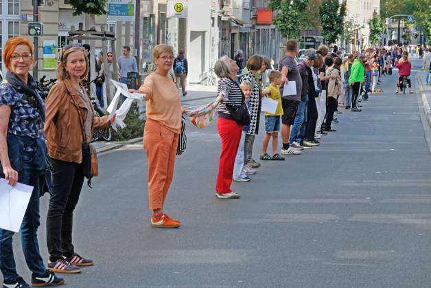 Es brennt! Menschenkette. Aachen, 03.10.2026: Menschenkette der bundesweiten Aktion Es brennt! Die Aachener Menschenkette soll vom Domhof durch die Innenstadt bis nach Kelmis, Belgien reichen. Nach Schätzungen beteiligten sich etwa 3000 Menschen aus verschiedenen Organisationen und Parteien. Aachen Jakobstraße NRW Deutschland