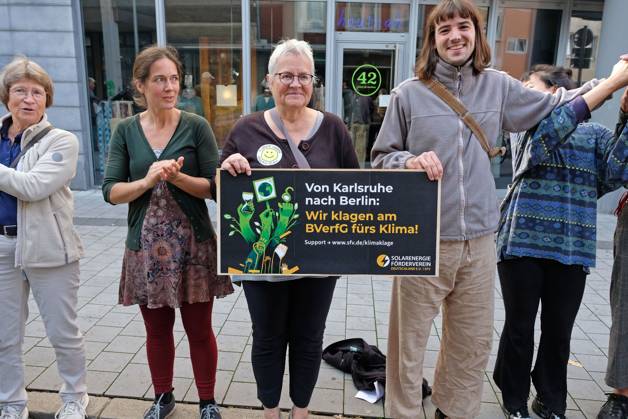 Es brennt! Menschenkette. Aachen, 03.10.2026: Menschenkette der bundesweiten Aktion Es brennt! Die Aachener Menschenkette soll vom Domhof durch die Innenstadt bis nach Kelmis, Belgien reichen. Nach Schätzungen beteiligten sich etwa 3000 Menschen aus verschiedenen Organisationen und Parteien. Teilnehmer des Solarenergie-Fördervereins. Aachen Jakobstraße NRW Deutschland