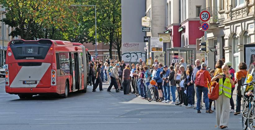 Es brennt! Menschenkette. Aachen, 03.10.2026: Menschenkette der bundesweiten Aktion Es brennt! Die Aachener Menschenkette soll vom Domhof durch die Innenstadt bis nach Kelmis, Belgien reichen. Nach Schätzungen beteiligten sich etwa 3000 Menschen aus verschiedenen Organisationen und Parteien. Aachen Jakobstraße Karlsgraben NRW Deutschland