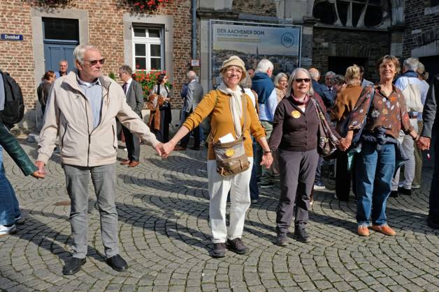 Es brennt! Menschenkette. Aachen, 03.10.2026: Menschenkette der bundesweiten Aktion Es brennt! Die Aachener Menschenkette soll vom Domhof durch die Innenstadt bis nach Kelmis, Belgien reichen. Nach Schätzungen beteiligten sich etwa 3000 Menschen aus verschiedenen Organisationen und Parteien. Aachen Domhof NRW Deutschland