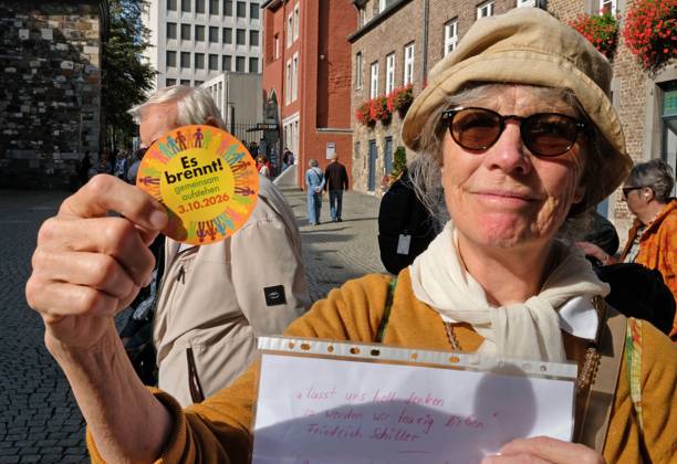 Es brennt! Menschenkette. Aachen, 03.10.2026: Menschenkette der bundesweiten Aktion Es brennt! Die Aachener Menschenkette soll vom Domhof durch die Innenstadt bis nach Kelmis, Belgien reichen. Nach Schätzungen beteiligten sich etwa 3000 Menschen aus verschiedenen Organisationen und Parteien. Aachen Domhof NRW Deutschland