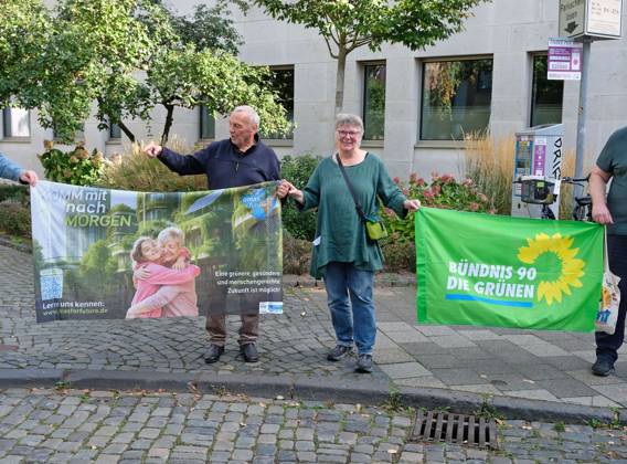 Es brennt! Menschenkette. Aachen, 03.10.2026: Menschenkette der bundesweiten Aktion Es brennt! Die Aachener Menschenkette soll vom Domhof durch die Innenstadt bis nach Kelmis, Belgien reichen. Nach Schätzungen beteiligten sich etwa 3000 Menschen aus verschiedenen Organisationen und Parteien. Reiner Priggen (Ex-MdL NRW) und Gisela Nacken (Ex-Beigeordnete der Stadt Aachen) mit Banner Bündnis 90 Die Grünen und Omas for future. Aachen Klappergasse NRW Deutschland