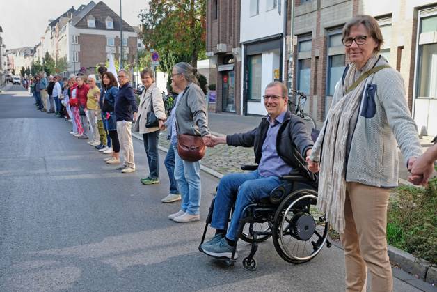 Es brennt! Menschenkette. Aachen, 03.10.2026: Menschenkette der bundesweiten Aktion Es brennt! Die Aachener Menschenkette soll vom Domhof durch die Innenstadt bis nach Kelmis, Belgien reichen. Nach Schätzungen beteiligten sich etwa 3000 Menschen aus verschiedenen Organisationen und Parteien. Aachen Jakobstraße NRW Deutschland