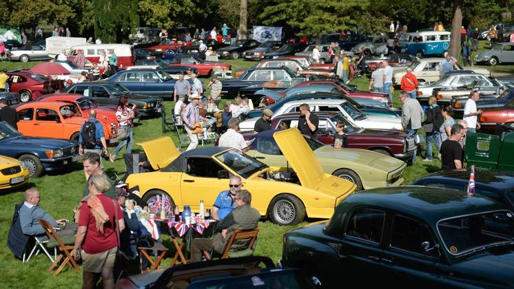 Old- und Youngtimer-Treffen auf Schloss Lauersfort ** NUR FÜR REDAKTIONELLE ZWECKE ** EDITORIAL USE ONLY **<p>Bürger genießen am Samstag, den 03.10.2026, das Old- und Youngtimer-Treffen auf Schloss Lauersfort in Mores. Deutschland NRW Moers Copyright: OleksandrxVoskresenskyi