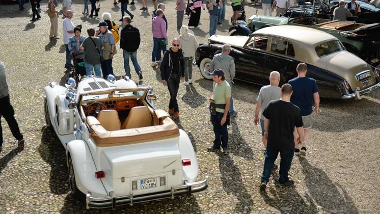 Old- und Youngtimer-Treffen auf Schloss Lauersfort ** NUR FÜR REDAKTIONELLE ZWECKE ** EDITORIAL USE ONLY **<p>Bürger genießen am Samstag, den 03.10.2026, das Old- und Youngtimer-Treffen auf Schloss Lauersfort in Mores. Deutschland NRW Moers Copyright: OleksandrxVoskresenskyi
