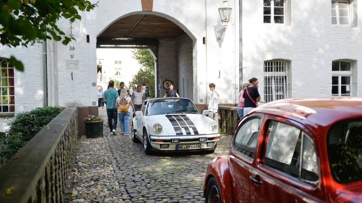 Old- und Youngtimer-Treffen auf Schloss Lauersfort ** NUR FÜR REDAKTIONELLE ZWECKE ** EDITORIAL USE ONLY **<p>Bürger genießen am Samstag, den 03.10.2026, das Old- und Youngtimer-Treffen auf Schloss Lauersfort in Mores. Deutschland NRW Moers Copyright: OleksandrxVoskresenskyi