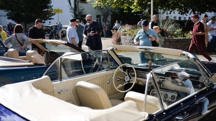 Old- und Youngtimer-Treffen auf Schloss Lauersfort ** NUR FÜR REDAKTIONELLE ZWECKE ** EDITORIAL USE ONLY **<p>Bürger genießen am Samstag, den 03.10.2026, das Old- und Youngtimer-Treffen auf Schloss Lauersfort in Mores. Deutschland NRW Moers Copyright: OleksandrxVoskresenskyi