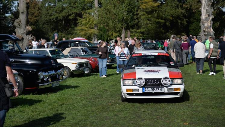 Old- und Youngtimer-Treffen auf Schloss Lauersfort ** NUR FÜR REDAKTIONELLE ZWECKE ** EDITORIAL USE ONLY **<p>Bürger genießen am Samstag, den 03.10.2026, das Old- und Youngtimer-Treffen auf Schloss Lauersfort in Mores. Deutschland NRW Moers Copyright: OleksandrxVoskresenskyi
