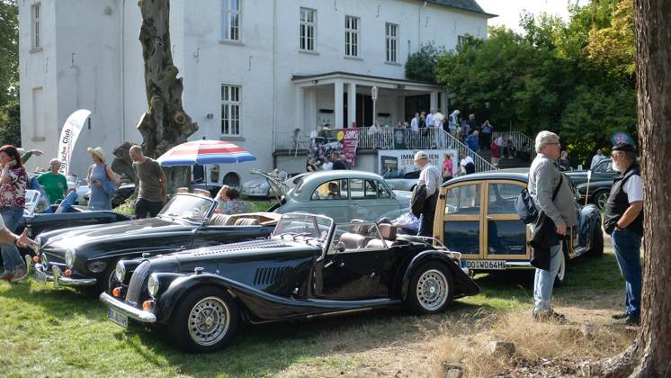 Old- und Youngtimer-Treffen auf Schloss Lauersfort ** NUR FÜR REDAKTIONELLE ZWECKE ** EDITORIAL USE ONLY **<p>Bürger genießen am Samstag, den 03.10.2026, das Old- und Youngtimer-Treffen auf Schloss Lauersfort in Mores. Deutschland NRW Moers Copyright: OleksandrxVoskresenskyi