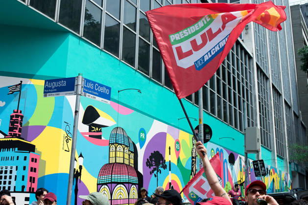 SaO PAULO, SP - 03.10.2026: CAMINHADA REuNE LULA E HADDAD EM SP - President and candidate for re-election Luiz Inacio Lula da Silva participates this Saturday (3), with Fernando Haddad, Simone Tebet and Marina Silva in a campaign walk on Avenida Paulista, in Sao Paulo. In the photo, supporters of President Lula with posters. x3024143x VincentxBosson