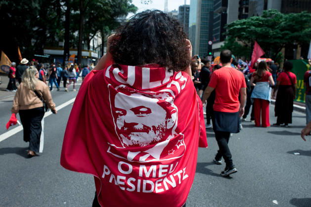 SaO PAULO, SP - 03.10.2026: CAMINHADA REuNE LULA E HADDAD EM SP - President and candidate for re-election Luiz Inacio Lula da Silva participates this Saturday (3), with Fernando Haddad, Simone Tebet and Marina Silva in a campaign walk on Avenida Paulista, in Sao Paulo. In the photo, supporters of President Lula with posters. x3024144x VincentxBosson