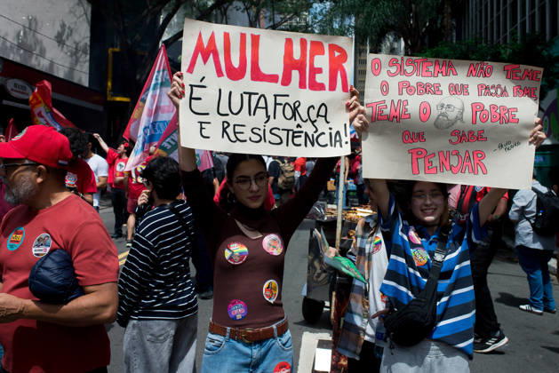 SaO PAULO, SP - 03.10.2026: CAMINHADA REuNE LULA E HADDAD EM SP - President and candidate for re-election Luiz Inacio Lula da Silva participates this Saturday (3), with Fernando Haddad, Simone Tebet and Marina Silva in a campaign walk on Avenida Paulista, in Sao Paulo. In the photo, supporters of President Lula with posters. x3024145x VincentxBosson