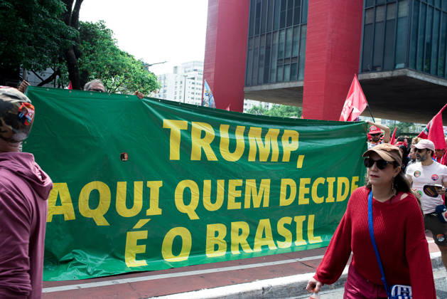 SaO PAULO, SP - 03.10.2026: CAMINHADA REuNE LULA E HADDAD EM SP - President and candidate for re-election Luiz Inacio Lula da Silva participates this Saturday (3), with Fernando Haddad, Simone Tebet and Marina Silva in a campaign walk on Avenida Paulista, in Sao Paulo. In the photo, supporters of President Lula with posters. x3024153x  VincentxBosson