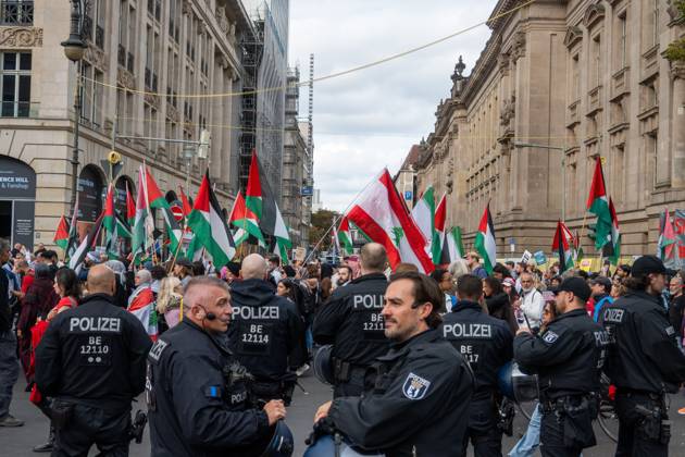 Palestinian and Pro-Palestinian Bloc at Berlin Peace Demonstration BERLIN, GERMANY OCTOBER 3, 2026: Thousands of people took part in a peace demonstration in central Berlin on German Unity Day. A coalition of peace initiatives, trade unions, and political and civil-society groups organized the protest. The demonstrators focused on military rearmament, the possible reintroduction of conscription, and Germany™s military policy. The march began at the Brandenburg Gate and continued through the government district before concluding with a rally. The demonstration brought together participants expressing opposition to Germany™s current and proposed military policies on a national public holiday. Berlin Germany Copyright: x xjessxflomx xJNAxPressx