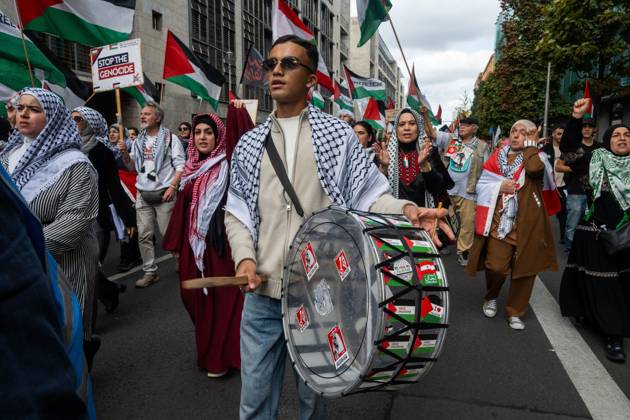 Palestinian and Pro-Palestinian Bloc at Berlin Peace Demonstration BERLIN, GERMANY OCTOBER 3, 2026: Thousands of people took part in a peace demonstration in central Berlin on German Unity Day. A coalition of peace initiatives, trade unions, and political and civil-society groups organized the protest. The demonstrators focused on military rearmament, the possible reintroduction of conscription, and Germany™s military policy. The march began at the Brandenburg Gate and continued through the government district before concluding with a rally. The demonstration brought together participants expressing opposition to Germany™s current and proposed military policies on a national public holiday. Berlin Germany Copyright: x xjessxflomx xJNAxPressx