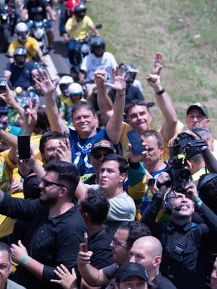 Flavio Bolsonaro and Tarcisio de Freitas attend campaign motorcycle rally in Sao Paulo Flavio Bolsonaro, candidate for President of Brazil, and Sao Paulo Governor Tarcisio de Freitas, candidate for reelection, participate in a campaign motorcycle rally between Santa Barbara d Oeste and Americana, Sao Paulo state, Brazil, on October 3, 2026, on the final day of campaigning for the first round of the 2026 Brazilian elections. The event was also attended by Senate candidates Andre do Prado and Guilherme Derrite. Copyright: xxVitorxBitencourtx