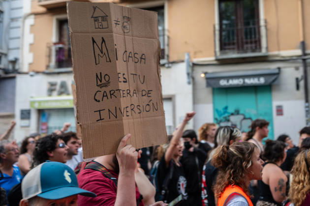 People take part in a demonstration in Zaragoza, Spain, on October 3, 2026, calling for access to affordable housing and defending the right to decent housing. The march, organized by the Zaragoza Tenants Union, began at Santo Domingo Square and moved through the city center before ending at Pilar Square. Demonstrators carried banners and placards and chanted slogans about housing affordability, rents and evictions Zaragoza Spain Copyright: xNanoxCalvox xVWPicsx NN-HousingProtestZgzOct26-3