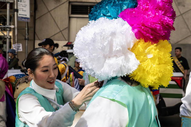 October 3, 2026, New York, New York, USA: A 2026 NYC Korean Parade participant has their outfit adjusted by a team member. New York USA - ZUMAh214 20261003_znp_h214_013 Copyright: xSDxHerzogx