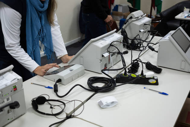 CRICIuMA, SC - 03.10.2026: PREPARATION OF ELECTRONIC VOTING MACHINES - Electronic ballot boxes being prepared this Saturday (03), the day before the elections, in the 10th Electoral Zone of the municipality in Criciuma SC. x3024249x Josà xDemathÃ