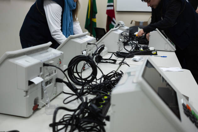 CRICIuMA, SC - 03.10.2026: PREPARATION OF ELECTRONIC VOTING MACHINES - Electronic ballot boxes being prepared this Saturday (03), the day before the elections, in the 10th Electoral Zone of the municipality in Criciuma SC. x3024251x Josà xDemathÃ