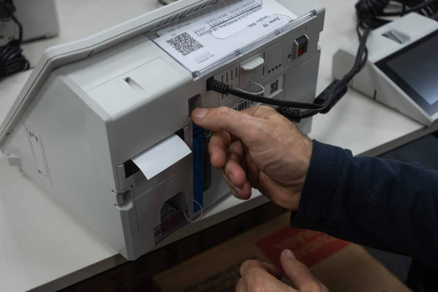 CRICIuMA, SC - 03.10.2026: PREPARATION OF ELECTRONIC VOTING MACHINES - Electronic ballot boxes being prepared this Saturday (03), the day before the elections, in the 10th Electoral Zone of the municipality in Criciuma SC. In the photo, an electronic ballot box being sealed due to a parallel voting draw. x3024253x Josà xDemathÃ