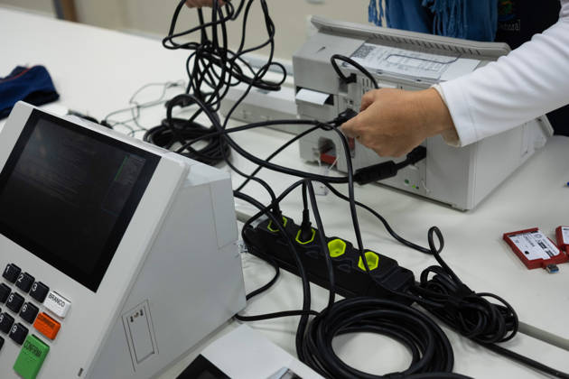 CRICIuMA, SC - 03.10.2026: PREPARATION OF ELECTRONIC VOTING MACHINES - Electronic ballot boxes being prepared this Saturday (03), the day before the elections, in the 10th Electoral Zone of the municipality in Criciuma SC. x3024261x Josà xDemathÃ