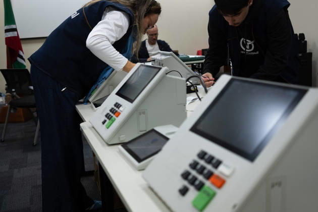 CRICIuMA, SC - 03.10.2026: PREPARATION OF ELECTRONIC VOTING MACHINES - Electronic ballot boxes being prepared this Saturday (03), the day before the elections, in the 10th Electoral Zone of the municipality in Criciuma SC. x3024247x Josà xDemathÃ
