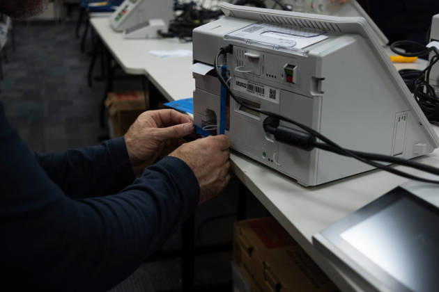 CRICIuMA, SC - 03.10.2026: PREPARATION OF ELECTRONIC VOTING MACHINES - Electronic ballot boxes being prepared this Saturday (03), the day before the elections, in the 10th Electoral Zone of the municipality in Criciuma SC. In the photo, an electronic ballot box being sealed due to a parallel voting draw. x3024254x  JosÃ xDemathÃ