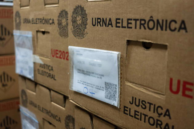CRICIuMA, SC - 03.10.2026: PREPARATION OF ELECTRONIC VOTING MACHINES - Electronic ballot boxes being prepared this Saturday (03), the day before the elections, in the 10th Electoral Zone of the municipality in Criciuma SC. x3024258x Josà xDemathÃ