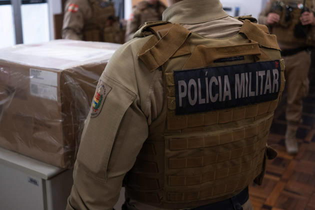CRICIuMA, SC - 03.10.2026: PREPARATION OF ELECTRONIC VOTING MACHINES - Electronic ballot boxes being prepared this Saturday (03), the day before the elections, in the 10th Electoral Zone of the municipality in Criciuma SC. In the photo, an electronic ballot box being escorted by the Military Police due to a parallel voting draw. x3024262x  JosÃ xDemathÃ