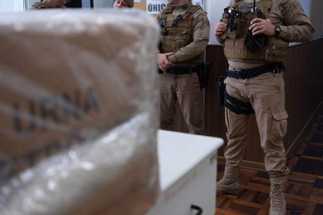 CRICIuMA, SC - 03.10.2026: PREPARATION OF ELECTRONIC VOTING MACHINES - Electronic ballot boxes being prepared this Saturday (03), the day before the elections, in the 10th Electoral Zone of the municipality in Criciuma SC. In the photo, an electronic ballot box being escorted by the Military Police due to a parallel voting draw. x3024263x Josà xDemathÃ