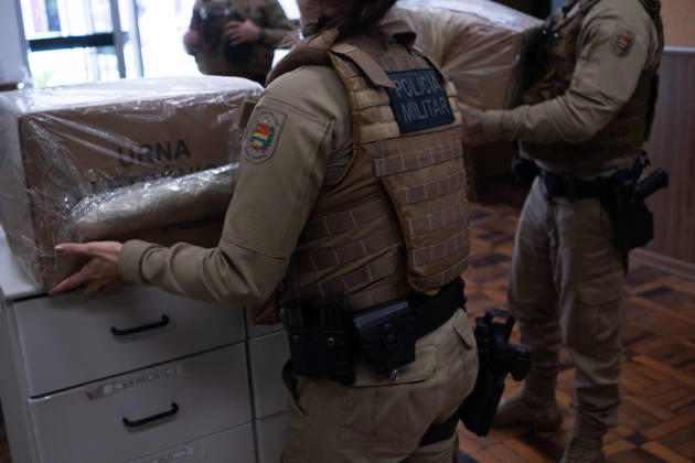 CRICIuMA, SC - 03.10.2026: PREPARATION OF ELECTRONIC VOTING MACHINES - Electronic ballot boxes being prepared this Saturday (03), the day before the elections, in the 10th Electoral Zone of the municipality in Criciuma SC. In the photo, an electronic ballot box being escorted by the Military Police due to a parallel voting draw. x3024264x Josà xDemathÃ