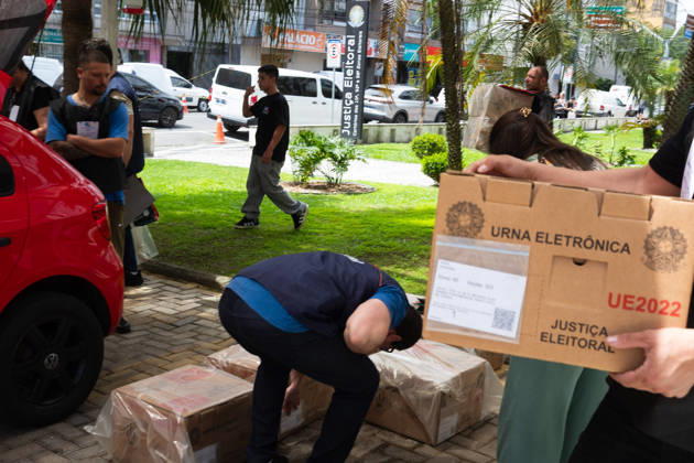 CRICIuMA, SC - 03.10.2026: PREPARATION OF ELECTRONIC VOTING MACHINES - Electronic ballot boxes being prepared this Saturday (03), the day before the elections, in the 10th Electoral Zone of the municipality in Criciuma SC. In the photo, electronic ballot boxes being transported to the polling stations. x3024268x Josà xDemathÃ