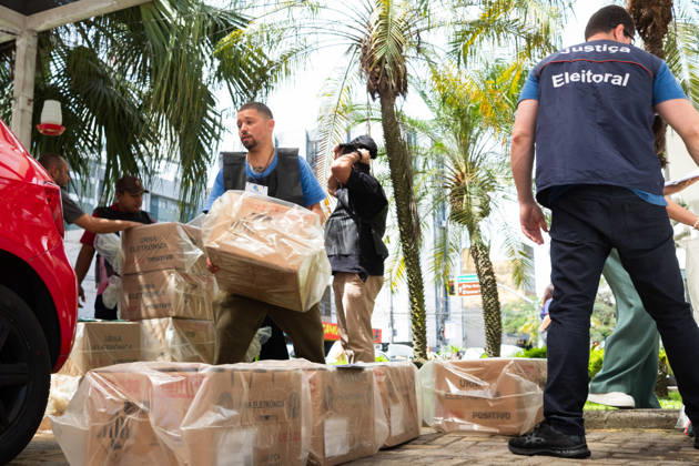 CRICIuMA, SC - 03.10.2026: PREPARATION OF ELECTRONIC VOTING MACHINES - Electronic ballot boxes being prepared this Saturday (03), the day before the elections, in the 10th Electoral Zone of the municipality in Criciuma SC. In the photo, electronic ballot boxes being transported to the polling stations. x3024271x Josà xDemathÃ