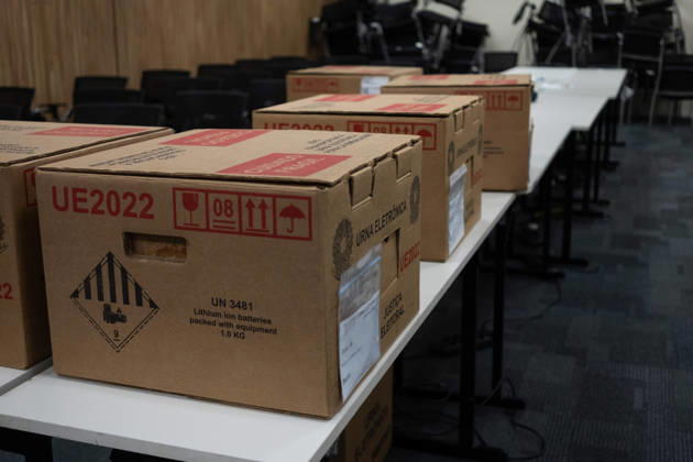CRICIuMA, SC - 03.10.2026: PREPARATION OF ELECTRONIC VOTING MACHINES - Electronic ballot boxes being prepared this Saturday (03), the day before the elections, in the 10th Electoral Zone of the municipality in Criciuma SC. x3024281x  JosÃ xDemathÃ