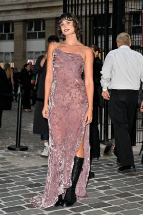PFW Ann Demeulemeester Outside Arrivals Taylor Hill arriving at the Ann Demeulemeester show during Paris Fashion Week, in Paris, France on 3 October 2026. Photo by Julien Reynaud APS-Medias ABACAPRESS.COM Paris France  Copyright: xReynaudxJulien APS-Medias ABACAx
