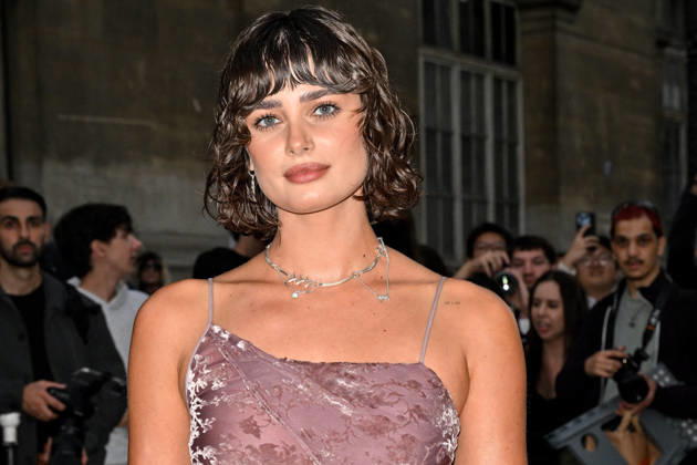 PFW Ann Demeulemeester Outside Arrivals Taylor Hill arriving at the Ann Demeulemeester show during Paris Fashion Week, in Paris, France on 3 October 2026. Photo by Julien Reynaud APS-Medias ABACAPRESS.COM Paris France  Copyright: xReynaudxJulien APS-Medias ABACAx
