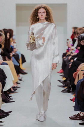 (261004) -- PARIS, Oct. 4, 2026 -- A model presents a creation from the Womenswear Spring Summer 2027 collections by Celine during the Paris Fashion Week in Paris, France, Oct. 3, 2026. (MeetEurope Handout via Xinhua) FRANCE-PARIS-FASHION WEEK-CELINE XinxHuashefa 
