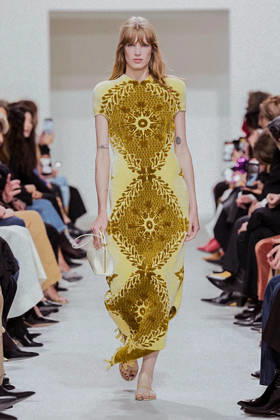 (261004) -- PARIS, Oct. 4, 2026 -- A model presents a creation from the Womenswear Spring Summer 2027 collections by Celine during the Paris Fashion Week in Paris, France, Oct. 3, 2026. (MeetEurope Handout via Xinhua) FRANCE-PARIS-FASHION WEEK-CELINE XinxHuashefa 