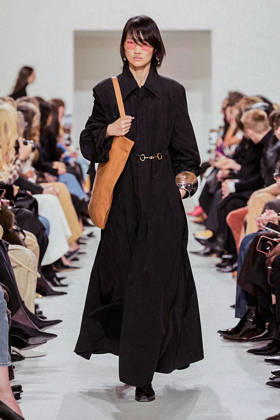 (261004) -- PARIS, Oct. 4, 2026 -- A model presents a creation from the Womenswear Spring Summer 2027 collections by Celine during the Paris Fashion Week in Paris, France, Oct. 3, 2026. (MeetEurope Handout via Xinhua) FRANCE-PARIS-FASHION WEEK-CELINE XinxHuashefa 