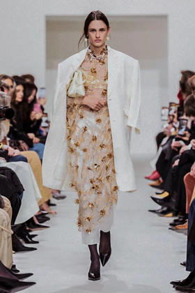 (261004) -- PARIS, Oct. 4, 2026 -- A model presents a creation from the Womenswear Spring Summer 2027 collections by Celine during the Paris Fashion Week in Paris, France, Oct. 3, 2026. (MeetEurope Handout via Xinhua) FRANCE-PARIS-FASHION WEEK-CELINE XinxHuashefa 