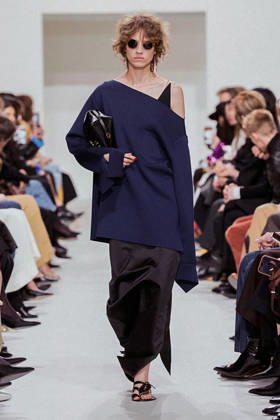 (261004) -- PARIS, Oct. 4, 2026 -- A model presents a creation from the Womenswear Spring Summer 2027 collections by Celine during the Paris Fashion Week in Paris, France, Oct. 3, 2026. (MeetEurope Handout via Xinhua) FRANCE-PARIS-FASHION WEEK-CELINE XinxHuashefa 