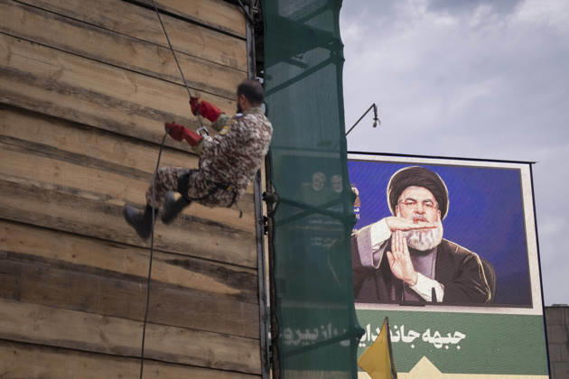 Opening Ceremony Of Second City-Square Military Training Camp An armed Iranian Army serviceman stands next to a portrait of the late Hezbollah Secretary-General Hassan Nasrallah during the opening ceremony of the second city-square military training camp for self-sacrificing forces in downtown Tehran, Iran, on October 3, 2026. The camp was established by the Basij paramilitary force, with personnel from the Islamic Republic of Iran Army responsible for training the volunteers. Tehran Tehran Iran  Copyright: xMortezaxNikoubazlx originalFilename: nikoubazl-openingc261003_np5Y6.jpg